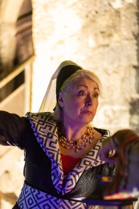 Dame Loïse dans l'un des plus vieux hôtels de ville de France à la Réole