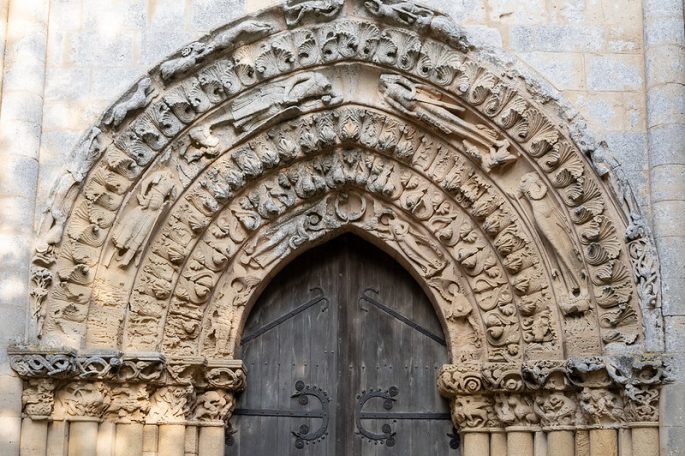 Détails du portail de l'église de Blasimon