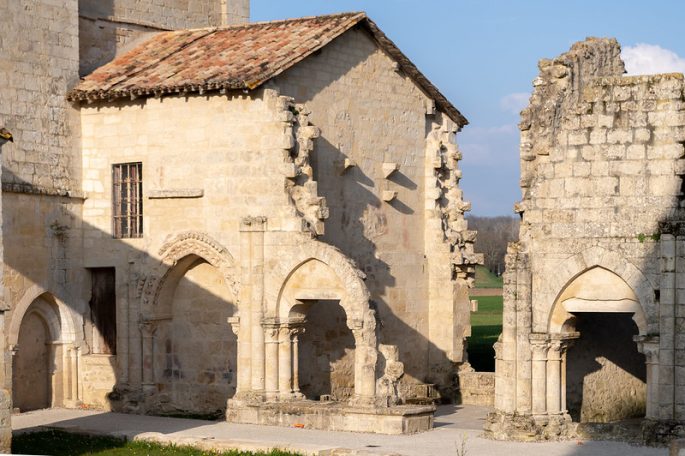 Ruines protégées de l'abbaye de Blasimon